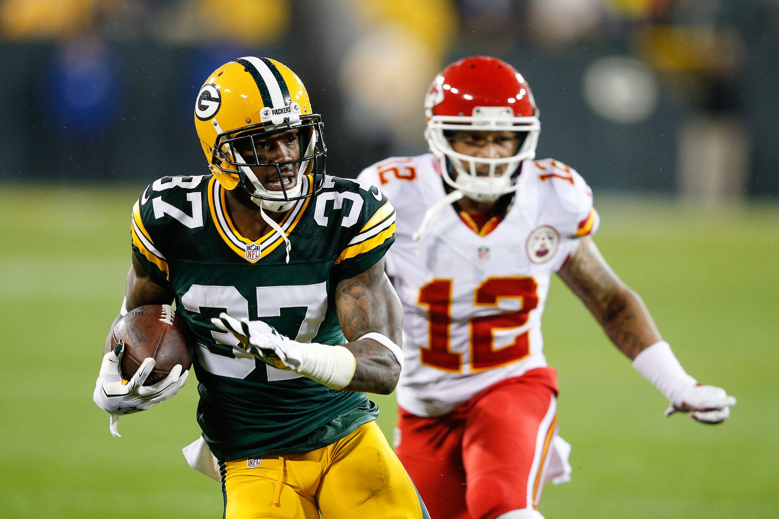 GREEN BAY, WI - SEPTEMBER 28:   Sam Shields #37 of the Green Bay Packers runs back an interception in the second half of the game against the Kansas City Chiefs at Lambeau Field on September 28, 2015 in Green Bay, Wisconsin.  The Green Bay Packers defeat the Kansas City Chiefs 38-28.  (Photo by Joe Robbins/Getty Images)