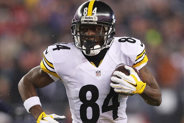 FOXBORO, MA - JANUARY 22: Antonio Brown #84 of the Pittsburgh Steelers carries the ball against the New England Patriots during the second quarter in the AFC Championship Game at Gillette Stadium on January 22, 2017 in Foxboro, Massachusetts.  (Photo by Patrick Smith/Getty Images)