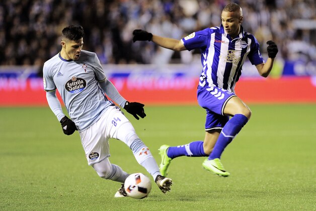 Celta Vigo's Argentinian defender Facundo Roncaglia (L) vies with Deportivo Alaves' Brazilian forward Deyverson Silva during the Spanish Copa del Rey (King's Cup) semi final second leg football match Deportivo Alaves SAD vs RC Celta de Vigo at the Mendizorroza stadium in Vitoria-Gasteiz on February 8, 2017. / AFP / ANDER GILLENEA        (Photo credit should read ANDER GILLENEA/AFP/Getty Images)
