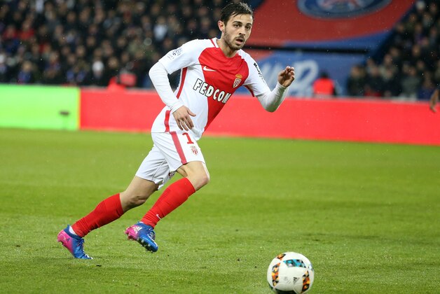 PARIS, FRANCE - JANUARY 29: Bernardo Silva of Monaco in action during the French Ligue 1 match between Paris Saint Germain and AS Monaco at Parc des Princes stadium on January 29, 2017 in Paris, France. (Photo by Jean Catuffe/Getty Images)