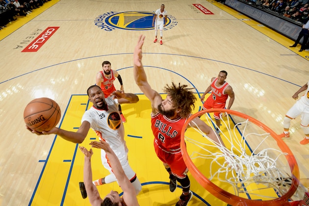 OAKLAND, CA - FEBRUARY 8:  Kevin Durant #35 of the Golden State Warriors goes to the basket against the Chicago Bulls on February 8, 2017 at ORACLE Arena in Oakland, California. NOTE TO USER: User expressly acknowledges and agrees that, by downloading and or using this photograph, user is consenting to the terms and conditions of Getty Images License Agreement. Mandatory Copyright Notice: Copyright 2017 NBAE (Photo by Noah Graham/NBAE via Getty Images)