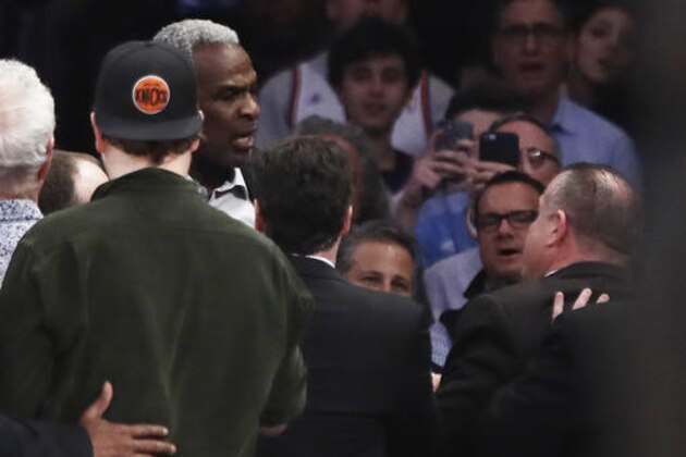 Former New York Knicks player Charles Oakley exchanges words with a security guard during the first half of an NBA basketball game between the New York Knicks and the LA Clippers, Wednesday, Feb. 8, 2017, in New York. (AP Photo/Frank Franklin II)
