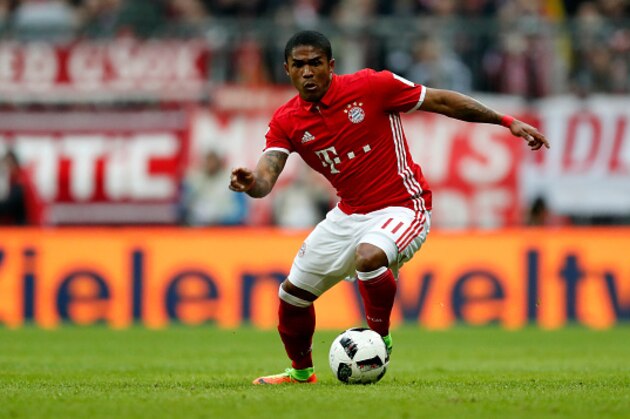 MUNICH, GERMANY - FEBRUARY 04:  Douglas Costa of FC Bayern Muenchen runs with the ball during the Bundesliga match between Bayern Muenchen and FC Schalke 04 at Allianz Arena on February 4, 2017 in Munich, Germany.  (Photo by Boris Streubel/Getty Images)