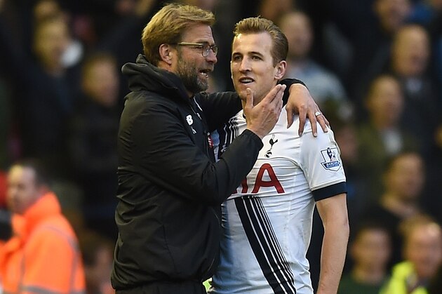 LIVERPOOL, ENGLAND - APRIL 02:  Jurgen Klopp, manager of Liverpool talks to Harry Kane of Tottenham Hotspur after the Barclays Premier League match between Liverpool and Tottenham Hotspur at Anfield on April 2, 2016 in Liverpool, England.  (Photo by Michael Regan/Getty Images)