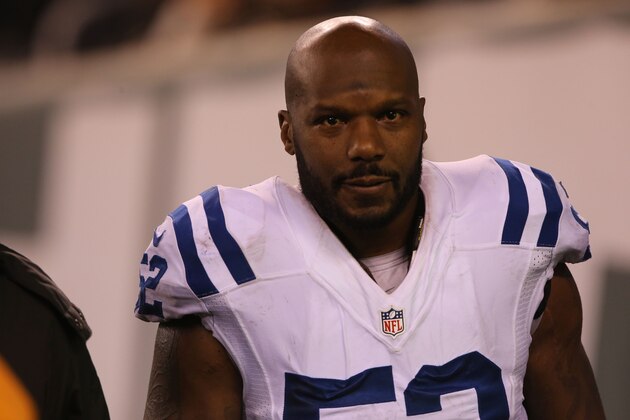 EAST RUTHERFORD, NJ - DECEMBER 05: Linebacker D'Qwell Jackson #52 of the Indianapolis Colts follows the action against the New York Jets during their game at MetLife Stadium on December 5, 2016 in East Rutherford, New Jersey. (Photo by Al Pereira/Getty Images)