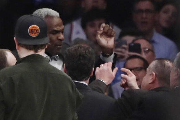 Former New York Knicks player Charles Oakley exchanges words with a security guard during the first half of an NBA basketball game between the New York Knicks and the LA Clippers Wednesday, Feb. 8, 2017, in New York. (AP Photo/Frank Franklin II)
