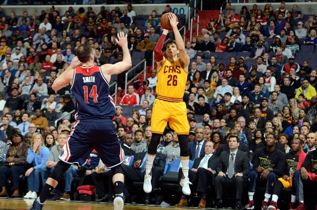 WASHINGTON, DC - FEBRUARY 06:  Kyle Korver #26 of the Cleveland Cavaliers shoots the ball against the Washington Wizards at Verizon Center on February 6, 2017 in Washington, DC.Ê NOTE TO USER: User expressly acknowledges and agrees that, by downloading and or using this photograph, User is consenting to the terms and conditions of the Getty Images License Agreement.Ê  (Photo by G Fiume/Getty Images)