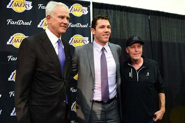 EL SEGUNDO, CA - JUNE 21:  Luke Walton poses for a picture with Los Angeles Lakers General Manager Mitch Kupchak and part owner Jim Buss after he is introduced as the new head coach becoming the 26th Los Angeles Laker head coach at Toyota Sports Center on June 21, 2016 in El Segundo, California.  (Photo by Harry How/Getty Images)