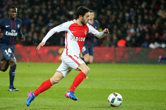 PARIS, FRANCE - JANUARY 29: Bernardo Silva of Monaco in action during the French Ligue 1 match between Paris Saint Germain and AS Monaco at Parc des Princes stadium on January 29, 2017 in Paris, France. (Photo by Jean Catuffe/Getty Images)
