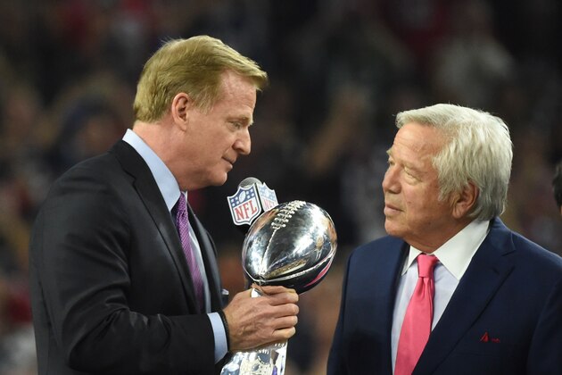 NFL commissioner Roger Goodell hands the Lombardi Trophy to New England Patriots owner Robert Kraft after defeating the Atlanta Falcons during Super Bowl 51 at NRG Stadium on February 5, 2017 in Houston, Texas.
The Patriots defeated the Falcons 34-28 after overtime.  / AFP / Timothy A. CLARY        (Photo credit should read TIMOTHY A. CLARY/AFP/Getty Images)