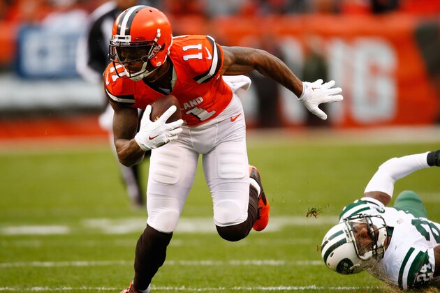 CLEVELAND, OH - OCTOBER 30:  Terrelle Pryor #11 of the Cleveland Browns avoids a tackle by Darrelle Revis #24 of the New York Jets during the first quarter at FirstEnergy Stadium on October 30, 2016 in Cleveland, Ohio. (Photo by Gregory Shamus/Getty Images)