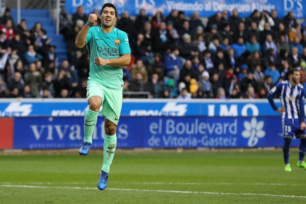 TOPSHOT - Barcelona's Uruguayan forward Luis Suarez celebrates after scoring during the Spanish league football match Deportivo Alaves vs FC Barcelona at the Mendizorroza stadium in Vitoria on Feburary 11, 2017. / AFP / CESAR MANSO        (Photo credit should read CESAR MANSO/AFP/Getty Images)