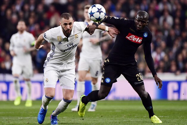Real Madrid's French forward Karim Benzema (L) vies with Napoli's defender from France Kalidou Koulibaly during the UEFA Champions League round of 16 first leg football match Real Madrid CF vs SSC Napoli at the Santiago Bernabeu stadium in Madrid on February 15, 2017. / AFP / PIERRE-PHILIPPE MARCOU        (Photo credit should read PIERRE-PHILIPPE MARCOU/AFP/Getty Images)