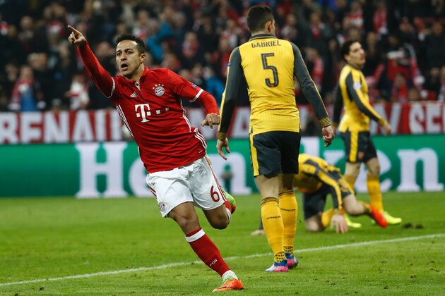 Bayern Munich's Spanish midfielder Thiago Alcantara (|L) celebrate scoring the 4-1 goal with Bayern Munich's Polish forward Robert Lewandowski during the UEFA Champions League round of sixteen football match between FC Bayern Munich and Arsenal in Munich, southern Germany, on February 15, 2017. 
 / AFP / Odd ANDERSEN        (Photo credit should read ODD ANDERSEN/AFP/Getty Images)