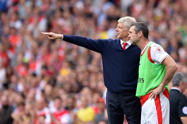 Arsenal's French manager Arsene Wenger (L) and Arsenal legend Martin Keown (R) on the touchline during the Charity football match between Arsenal Legends and Milan Glorie at The Emirates stadium in London on September 3, 2016. / AFP / Glyn KIRK        (Photo credit should read GLYN KIRK/AFP/Getty Images)