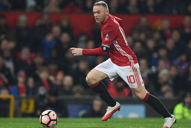 Manchester United's English striker Wayne Rooney runs with the ball during the English FA Cup fourth round football match between Manchester United and Wigan Athletic at Old Trafford in Manchester, north west England, on January 29, 2017. / AFP / Paul ELLIS / RESTRICTED TO EDITORIAL USE. No use with unauthorized audio, video, data, fixture lists, club/league logos or 'live' services. Online in-match use limited to 75 images, no video emulation. No use in betting, games or single club/league/player publications.  /         (Photo credit should read PAUL ELLIS/AFP/Getty Images)