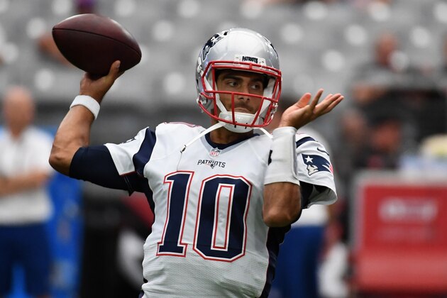 GLENDALE, AZ - SEPTEMBER 11:  Quarterback Jimmy Garoppolo #10 of the New England Patriots warms up prior to the NFL game against the Arizona Cardinals at University of Phoenix Stadium on September 11, 2016 in Glendale, Arizona.  (Photo by Ethan Miller/Getty Images)