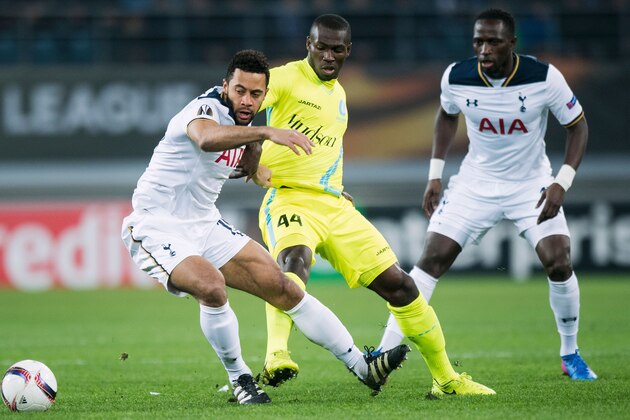 Tottenham's Belgian midfielder Mousa Dembele (L) vies with Gent's Nigerian midfielder Anderson Esiti (C) during the UEFA Europa League football match between KAA Gent and Tottenham, on February 16, 2017, in Ghent. / AFP / BELGA / JASPER JACOBS / Belgium OUT        (Photo credit should read JASPER JACOBS/AFP/Getty Images)
