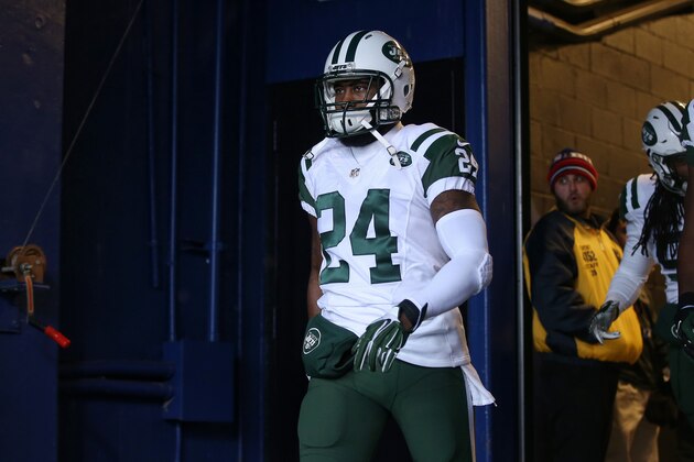 ORCHARD PARK, NY - JANUARY 3: Darrelle Revis #24 of the New York Jets walks out onto the field through the tunnel before playing against the Buffalo Bills during NFL game action at Ralph Wilson Stadium on January 3, 2016 in Orchard Park, New York. (Photo by Tom Szczerbowski/Getty Images)