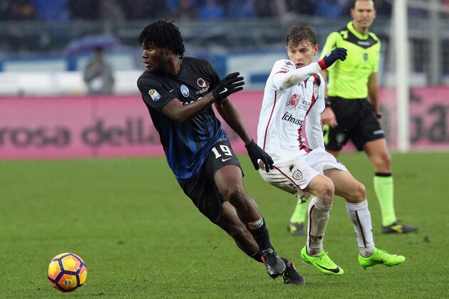 BERGAMO, ITALY - FEBRUARY 05:  Franck Kessie (L) of Atalanta competes for the ball with Nicolò Barella of Cagliari during the Serie A match between Atalanta BC and Cagliari Calcio at Stadio Atleti Azzurri d'Italia on February 5, 2017 in Bergamo, Italy.  (Photo by Maurizio Lagana/Getty Images)