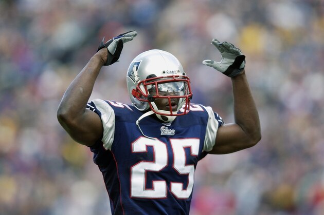 FOXBORO, MA - DECEMBER 29:  Leonard Myers #25 of the New England Patriots tries to get the crowd into the game early against the Miami Dolphins at Gillette Stadium on December 29, 2002 in Foxboro, Massachusetts. The Patriots defeated the Dolphins 27-24 in overtime. (Photo by Ezra Shaw/Getty Images)