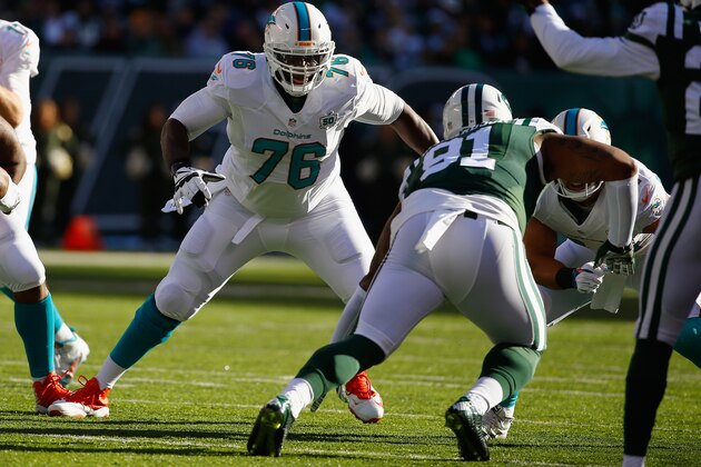 EAST RUTHERFORD, NJ - NOVEMBER 29:  Branden Albert #76 of the Miami Dolphins in action against the New York Jets during their game at MetLife Stadium on November 29, 2015 in East Rutherford, New Jersey.  (Photo by Al Bello/Getty Images)