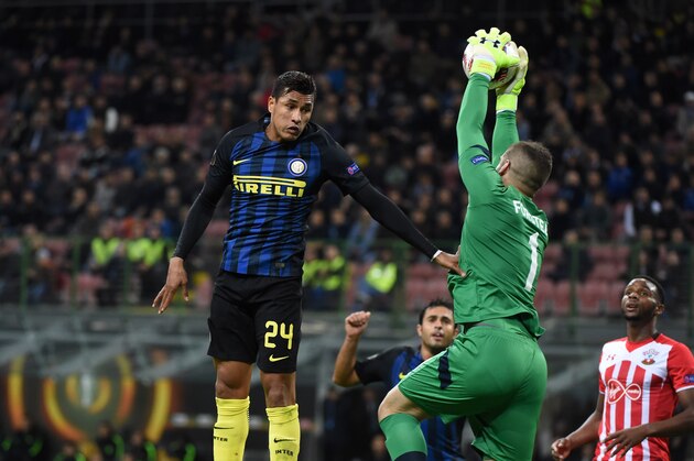 MILAN, ITALY - OCTOBER 20:  (L-R) Jeison Murillo of FC Internazionale competes for the ball with Fraser Forster of Southampton FC during the UEFA Europa League match between FC Internazionale Milano and Southampton FC at Giuseppe Meazza Stadium on October 20, 2016 in Milan, .  (Photo by Pier Marco Tacca/Getty Images)