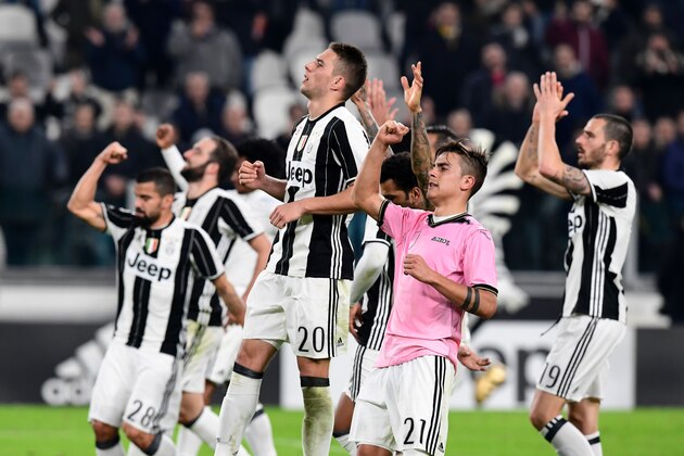 Juventus' players celebrate after winning the Italian Serie A football match between Juventus and Palermo at the Juventus Stadium in Turin on February 17, 2017.   / AFP / MIGUEL MEDINA        (Photo credit should read MIGUEL MEDINA/AFP/Getty Images)