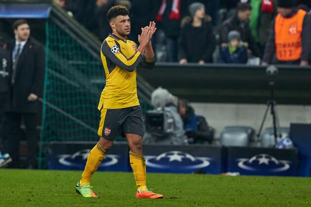 Munich, GERMANY - FEBRUARY 15: Alex Oxlade-Chamberlain of Arsenal looks on during the UEFA Champions League Round of 16 first leg match between FC Bayern Muenchen and Arsenal FC at Allianz Arena on February 15, 2017 in Munich, Germany. (Photo by TF-Images/Getty Images)