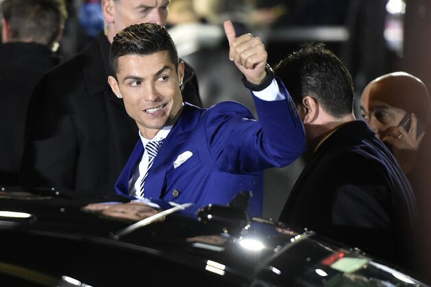 Real Madrid and Portugal's forward and winner of The Best FIFA Mens Player of 2016 Award Cristiano Ronaldo gives a thumbs up as he leaves following The Best FIFA Football Awards 2016 ceremony, on January 9, 2017 in Zurich. / AFP / MICHAEL BUHOLZER        (Photo credit should read MICHAEL BUHOLZER/AFP/Getty Images)
