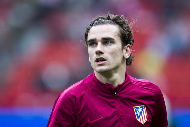GIJON, SPAIN - FEBRUARY 18:  Antoine Griezmann of Atletico Madrid looks on prior to the start the La Liga match between Real Sporting de Gijon and Atletico Madrid at Estadio El Molinon on February 18, 2017 in Gijon, Spain.  (Photo by Juan Manuel Serrano Arce/Getty Images)