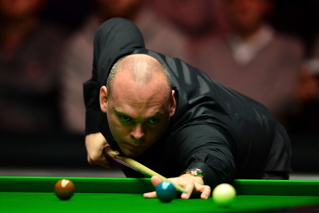 LONDON, ENGLAND - JANUARY 15:  Stuart Bingham of England plays a shot during his quarter final match against John Higgins of Scotland during Day Six of The Dafabet Masters at Alexandra Palace on January 15, 2016 in London, England.  (Photo by Dan Mullan/Getty Images)