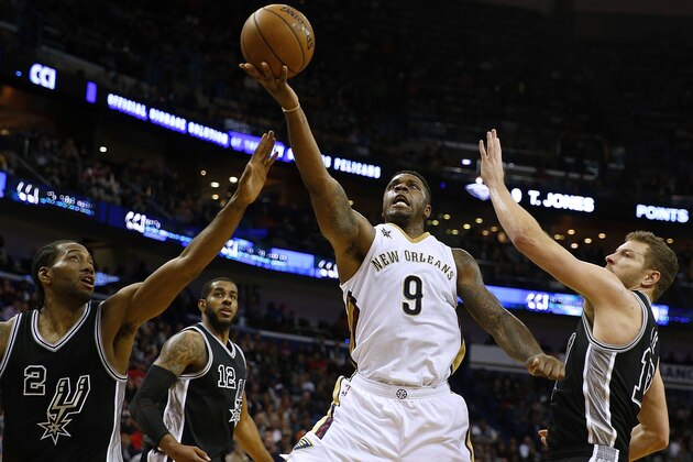 NEW ORLEANS, LA - JANUARY 27: Terrence Jones #9 of the New Orleans Pelicans shoots against Kawhi Leonard #2 of the San Antonio Spurs and David Lee #10 during the second half of a game at the Smoothie King Center on January 27, 2017 in New Orleans, Louisiana. NOTE TO USER: User expressly acknowledges and agrees that, by downloading and or using this photograph, User is consenting to the terms and conditions of the Getty Images License Agreement.  (Photo by Jonathan Bachman/Getty Images)