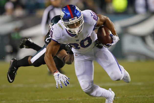 PHILADELPHIA, PA - DECEMBER 22: Victor Cruz #80 of the New York Giants is tackled by Leodis McKelvin #21 of the Philadelphia Eagles after making a catch during the second quarter of the game at Lincoln Financial Field on December 22, 2016 in Philadelphia, Pennsylvania. (Photo by Rich Schultz/Getty Images)