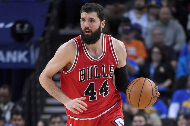 OAKLAND, CA - FEBRUARY 08:  Nikola Mirotic #44 of the Chicago Bulls dribbles the ball up court against the Golden State Warriors during an NBA basketball game at ORACLE Arena on February 8, 2017 in Oakland, California. NOTE TO USER: User expressly acknowledges and agrees that, by downloading and or using this photograph, User is consenting to the terms and conditions of the Getty Images License Agreement.  (Photo by Thearon W. Henderson/Getty Images)