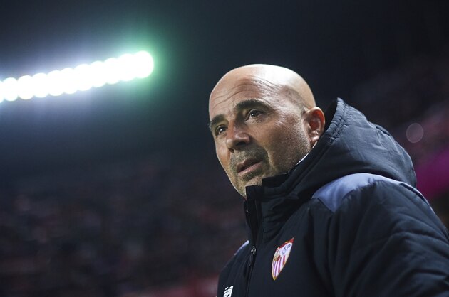 SEVILLE, SPAIN - FEBRUARY 18:  Head Coach of Sevilla FC Jorge Sampaoli looks on during the La Liga match between Sevilla FC and SD Eibar at Estadio Ramon Sanchez Pizjuan on February 18, 2017 in Seville, Spain.  (Photo by Aitor Alcalde Colomer/Getty Images)