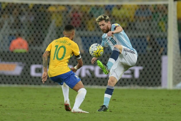 Brazil's Neymar (L) and Argentina's Lionel Messi vie for the ball during their 2018 FIFA World Cup qualifier football match in Belo Horizonte, Brazil, on November 10, 2016. / AFP / DOUGLAS MAGNO        (Photo credit should read DOUGLAS MAGNO/AFP/Getty Images)