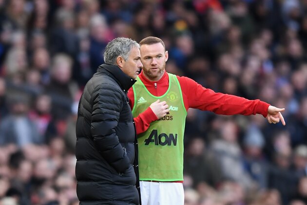 MANCHESTER, ENGLAND - NOVEMBER 19:  Jose Mourinho, Manager of Manchester United (L) speaks to Wayne Rooney of Manchester United (R)  during the Premier League match between Manchester United and Arsenal at Old Trafford on November 19, 2016 in Manchester, England.  (Photo by Michael Regan/Getty Images)