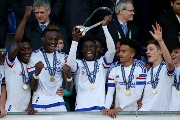 NYON, SWITZERLAND - APRIL 18: Players of Chelsea FC celebrate with the UEFA Youth League trophy after the UEFA Youth League Final match between Paris Saint Germain and Chelsea FC at Colovray Stadion on April 18, 2016 in Nyon, Switzerland. (Photo by Philipp Schmidli/Getty Images)