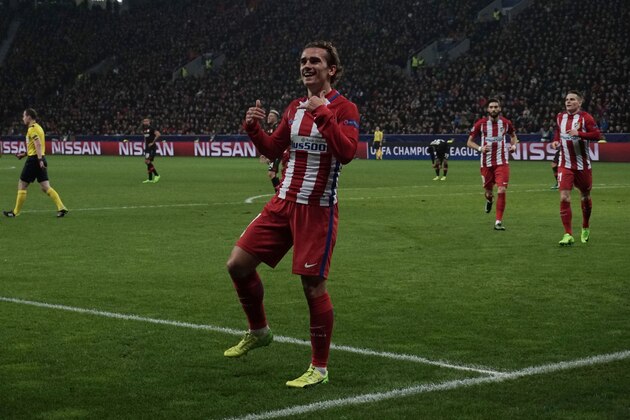 Atletico Madrid's French forward Antoine Griezmann and his teammates celebrate after scoring during the UEFA Champions League round of 16 first-leg football match between Bayer 04 Leverkusen and Club Atletico de Madrid in Leverkusen, western Germany on February 21, 2017. / AFP / PATRIK STOLLARZ        (Photo credit should read PATRIK STOLLARZ/AFP/Getty Images)