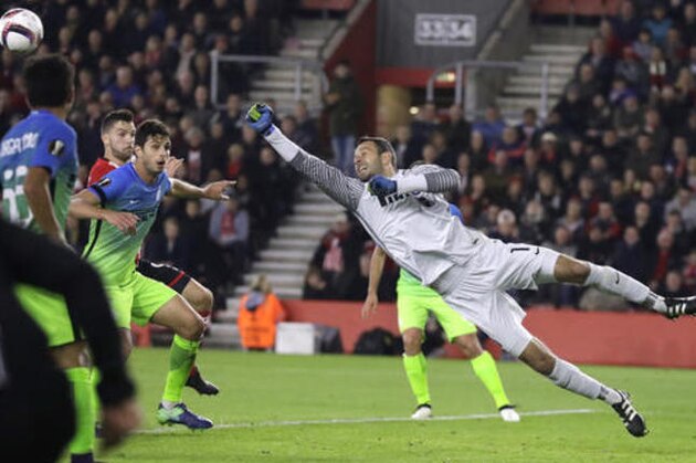 Inter Milan's goalkeeper Samir Handanovic punches the ball away during the Europa League group K stage soccer match between Southampton and Internazionale at St. Mary's Stadium in Southampton, England, Thursday, Nov. 3, 2016. (AP Photo/Matt Dunham)