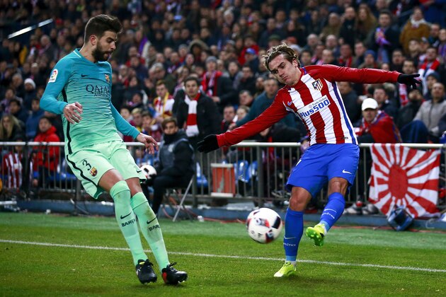 MADRID, SPAIN - FEBRUARY 01: Antoine Griezmann (R) of Atletico de Madrid competes for the ball with Gerard Pique (L) of FC Barcelona during the Copa del Rey semi-final first leg match between Club Atletico de Madrid and FC Barcelona at Estadio Vicente Calderon on February 1, 2017 in Madrid, Spain.  (Photo by Gonzalo Arroyo Moreno/Getty Images)