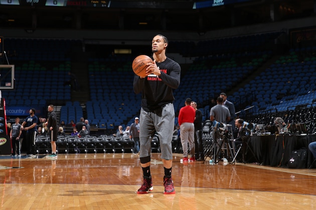 MINNEAPOLIS, MN - JANUARY 11:  K.J. McDaniels #32 of the Houston Rockets warms up before a game against the Minnesota Timberwolves on January 11, 2017 at the Target Center in Minneapolis, Minnesota. NOTE TO USER: User expressly acknowledges and agrees that, by downloading and/or using this photograph, user is consenting to the terms and conditions of the Getty Images License Agreement. Mandatory Copyright Notice: Copyright 2017 NBAE (Photo by David Sherman/NBAE via Getty Images)