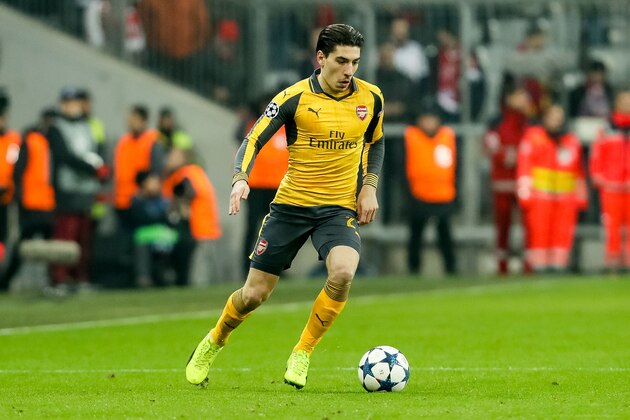 MUNICH, GERMANY - FEBRUARY 15: Hector Bellerin of Arsenal controls the ball during the UEFA Champions League Round of 16 first leg match between FC Bayern Muenchen and Arsenal FC at Allianz Arena on February 15, 2017 in Munich, Germany. (Photo by TF-Images/Getty Images)
