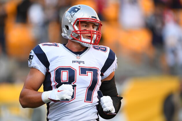 PITTSBURGH, PA - OCTOBER 23:  Rob Gronkowski #87 of the New England Patriots in action during the game against the Pittsburgh Steelers at Heinz Field on October 23, 2016 in Pittsburgh, Pennsylvania. (Photo by Joe Sargent/Getty Images) *** Local Caption ***