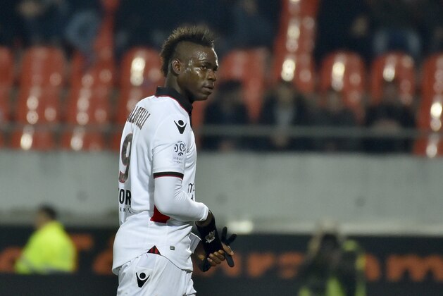 Nice's Italian forward Mario Balotelli (R) leaves the field after receiving a red card during the French L1 football match Lorient vs Nice at the Moustoir stadium in Lorient, western France, on February 18, 2017. / AFP / LOIC VENANCE        (Photo credit should read LOIC VENANCE/AFP/Getty Images)