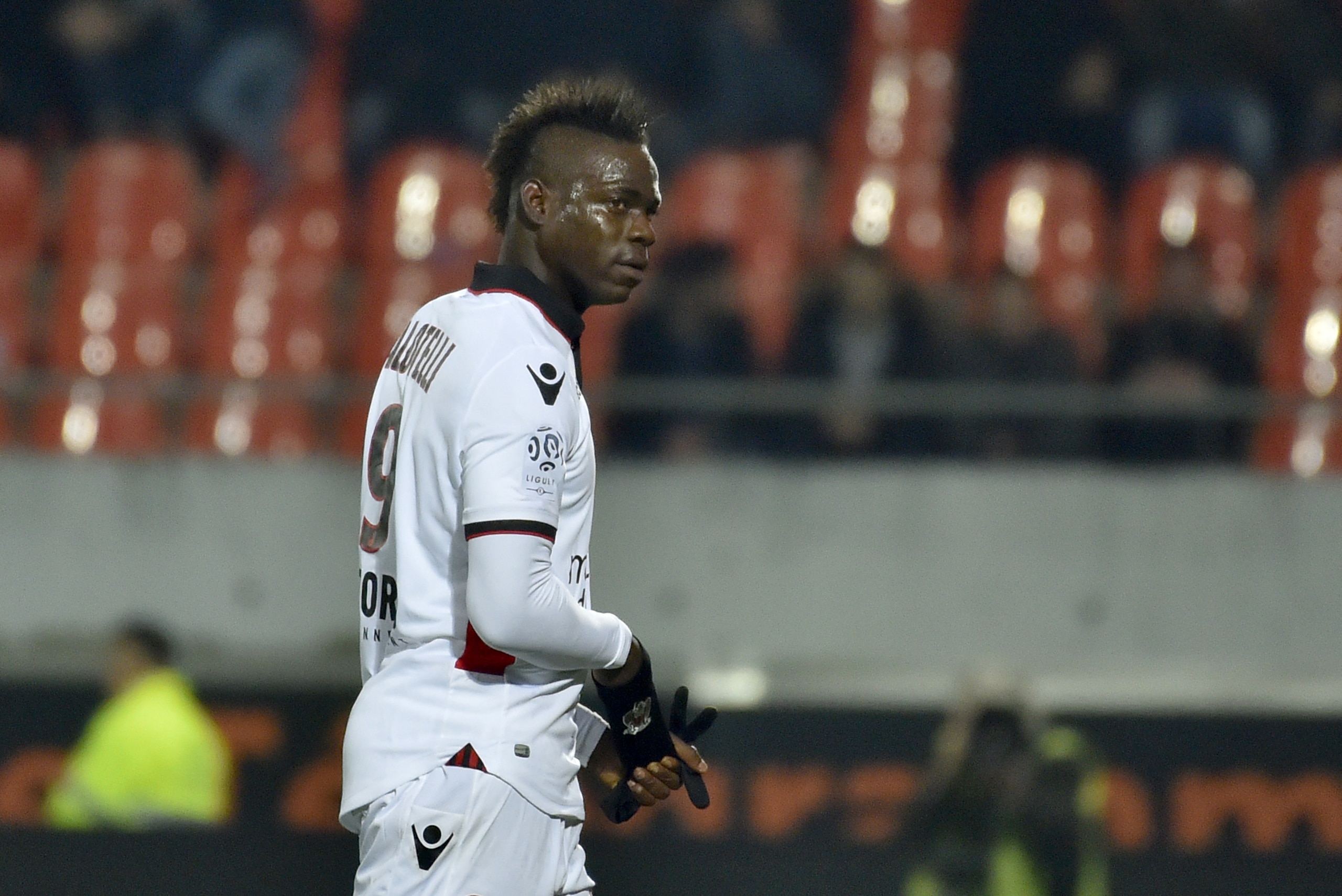 Nice's Italian forward Mario Balotelli (R) leaves the field after receiving a red card during the French L1 football match Lorient vs Nice at the Moustoir stadium in Lorient, western France, on February 18, 2017. / AFP / LOIC VENANCE        (Photo credit should read LOIC VENANCE/AFP/Getty Images)