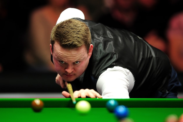 LONDON, ENGLAND - JANUARY 10:  Shaun Murphy of England plays a shot against Mark Allen of Northern Ireland during Day One of the Dafabet Masters at Alexandra Palace on January 10, 2016 in London, England.  (Photo by Dan Mullan/Getty Images)