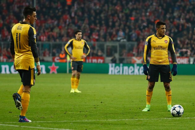 Arsenal's Chilean striker Alexis Sanchez (R) and Arsenal's German midfielder Mesut Ozil (L) prepare for a free kick during the UEFA Champions League round of sixteen football match between FC Bayern Munich and Arsenal in Munich, southern Germany, on February 15, 2017.  / AFP / Odd ANDERSEN        (Photo credit should read ODD ANDERSEN/AFP/Getty Images)