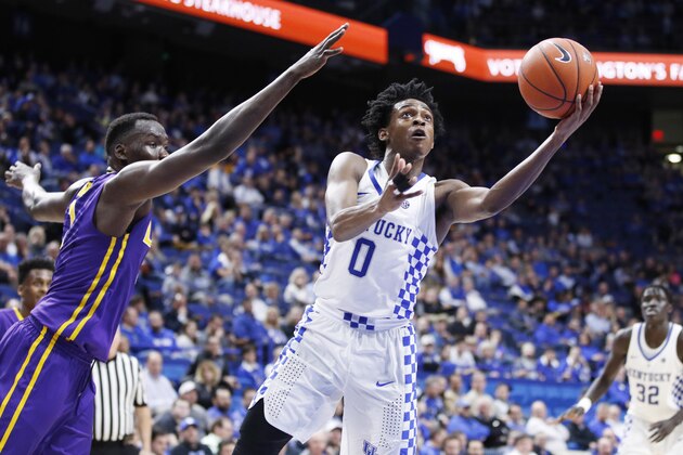 LEXINGTON, KY - FEBRUARY 07: De'Aaron Fox #0 of the Kentucky Wildcats drives to the basket against the LSU Tigers during the game at Rupp Arena on February 7, 2017 in Lexington, Kentucky. Kentucky defeated LSU 92-85. (Photo by Joe Robbins/Getty Images)